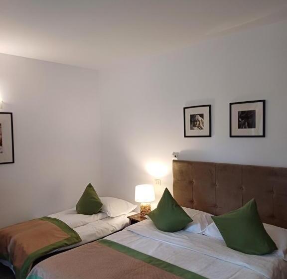 Quarto Triplo Estandar com Sacada, Apartamente Private A&l View