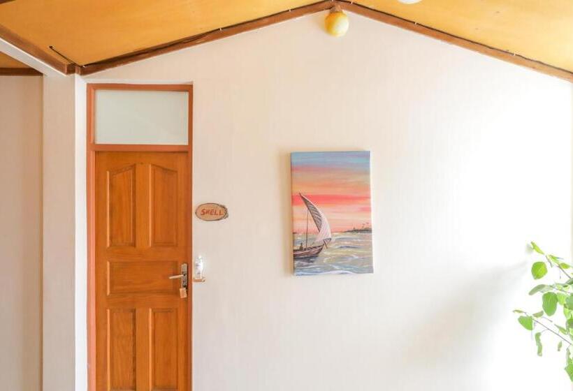 اتاق لوکس با بالکن و چشم‌انداز دریا, Coral Beach Maldives