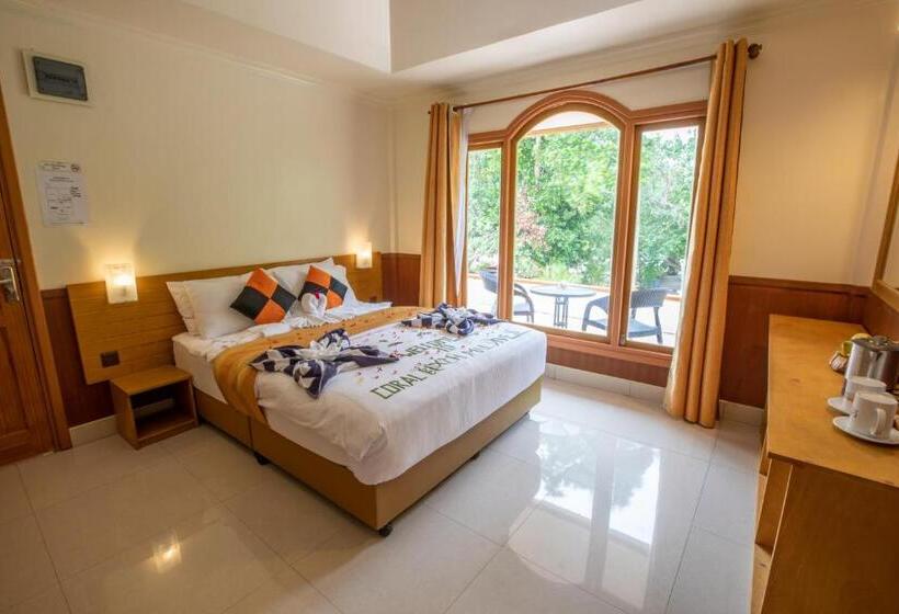 اتاق لوکس با بالکن و چشم‌انداز دریا, Coral Beach Maldives