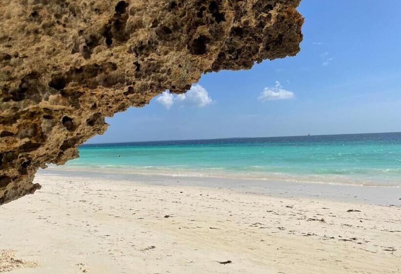 Comfort Driepersoonskamer, Savi House Nungwi