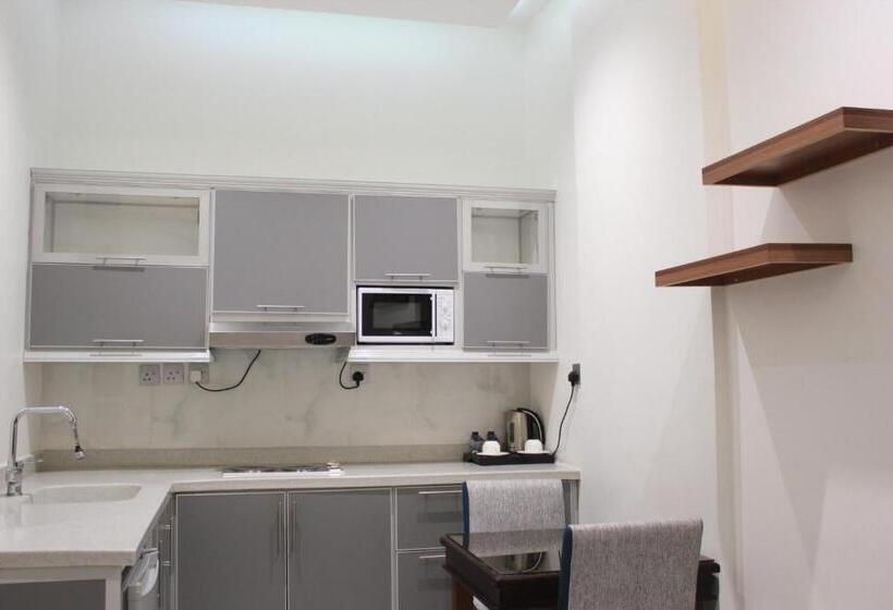 小型套房, Five Season