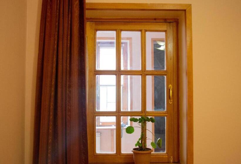 اتاق استاندارد با سرویس بهداشتی مشترک, Sunflower