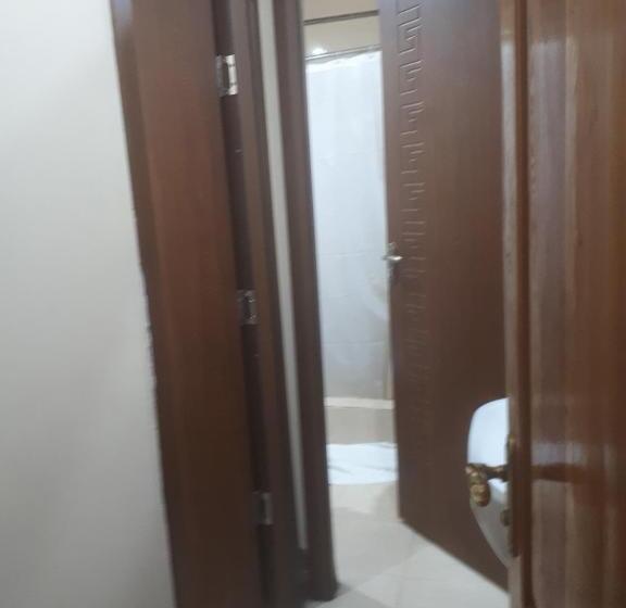 اتاق استاندارد با سرویس بهداشتی مشترک, Sunflower