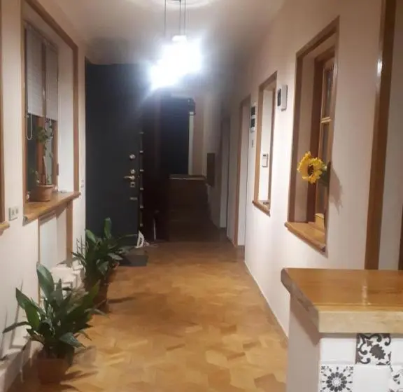 اتاق استاندارد سه تخته با سرویس بهداشتی مشترک, Sunflower