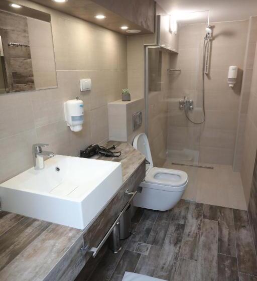 اتاق استاندارد چهار تخته, Palace Megdan