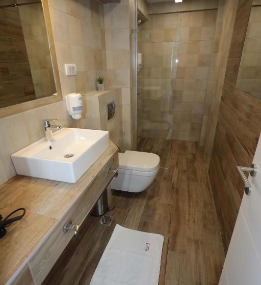 اتاق استاندارد سه نفره, Palace Megdan