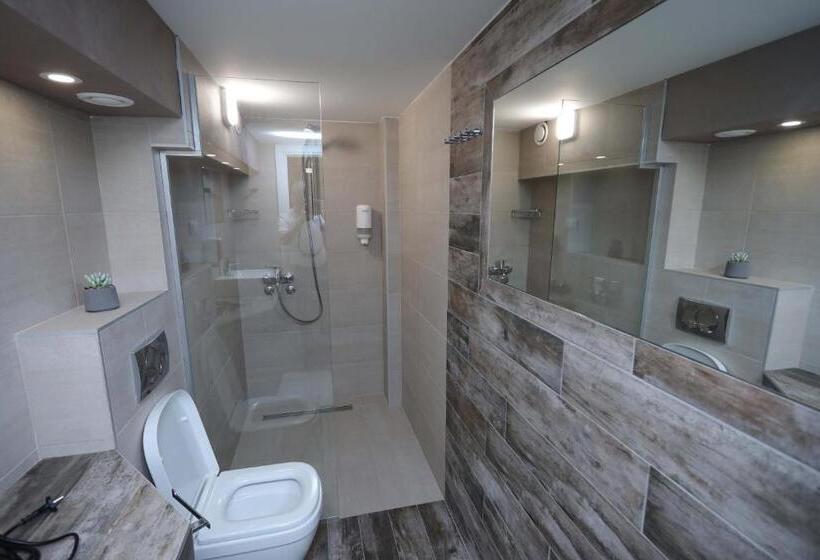 اتاق استاندارد چهار تخته, Palace Megdan