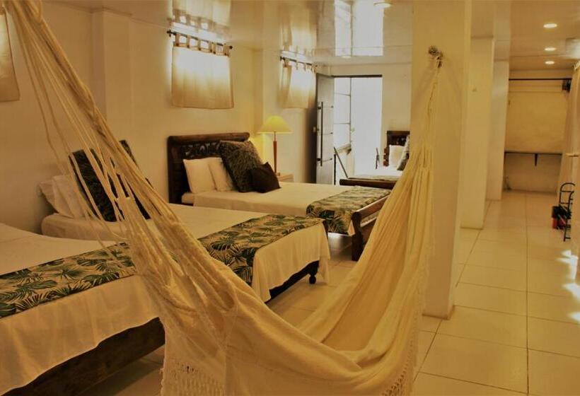 Quarto Familiar, Boutique Budapez
