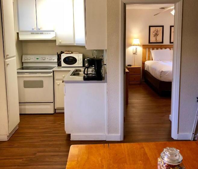 디럭스 스위트 킹 침대, Cold Creek Inn