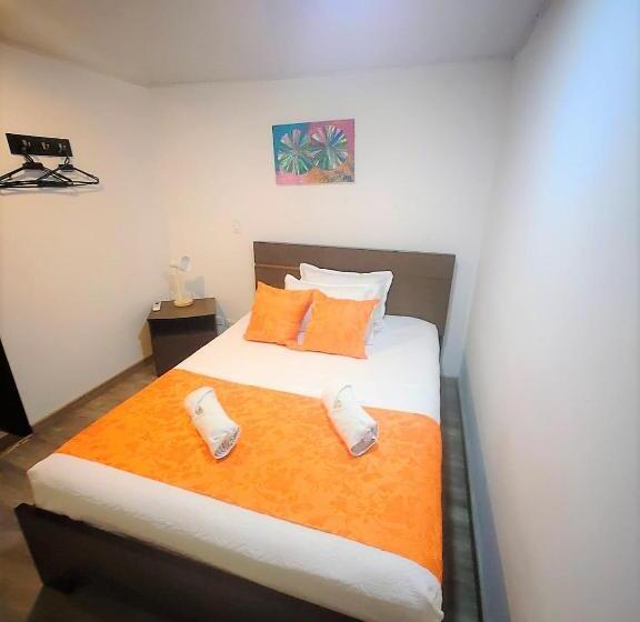 标准单人间, Kristal Ferial