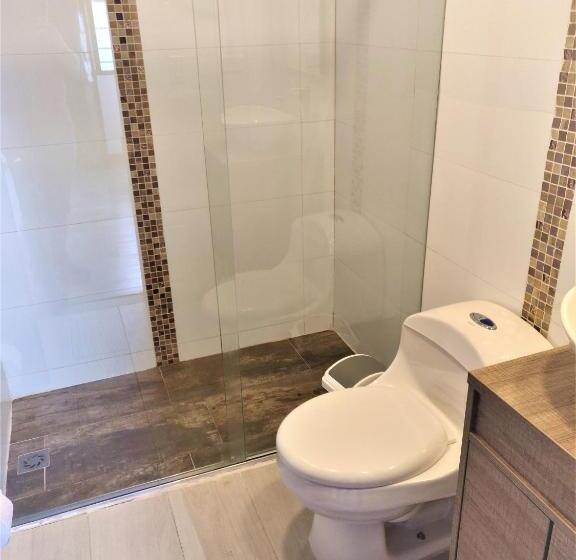 标准三人间, Kristal Ferial