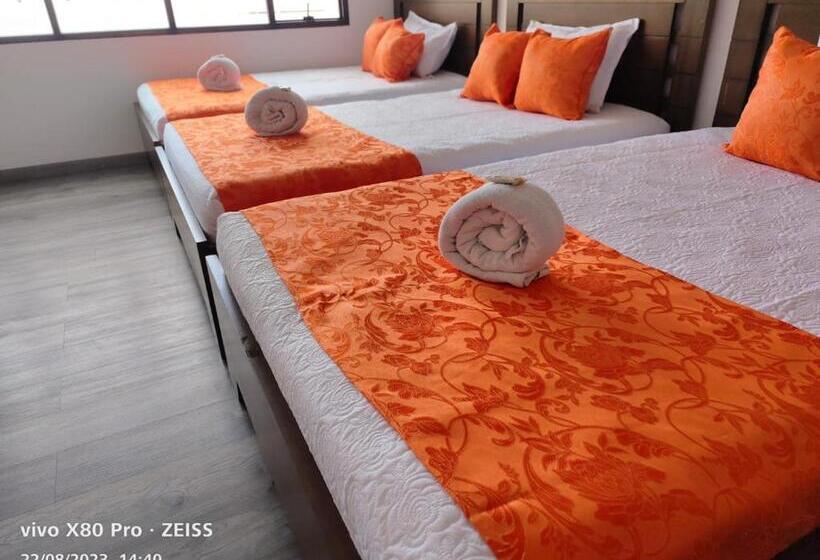 高级家庭房间, Kristal Ferial