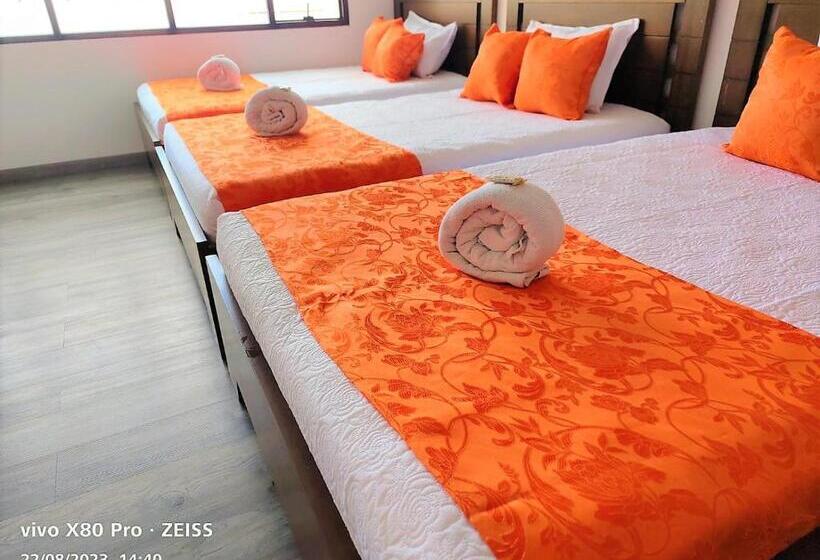 高级家庭房间, Kristal Ferial