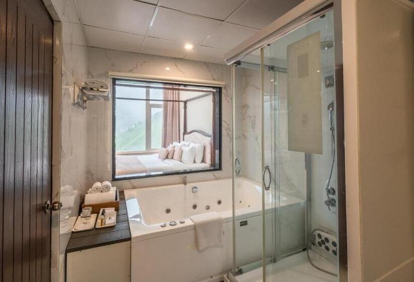 자쿠지 스위트, The Orchid Hotel Shimla