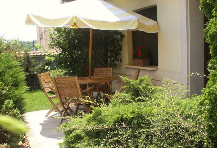 דירת חדר, Asti Art