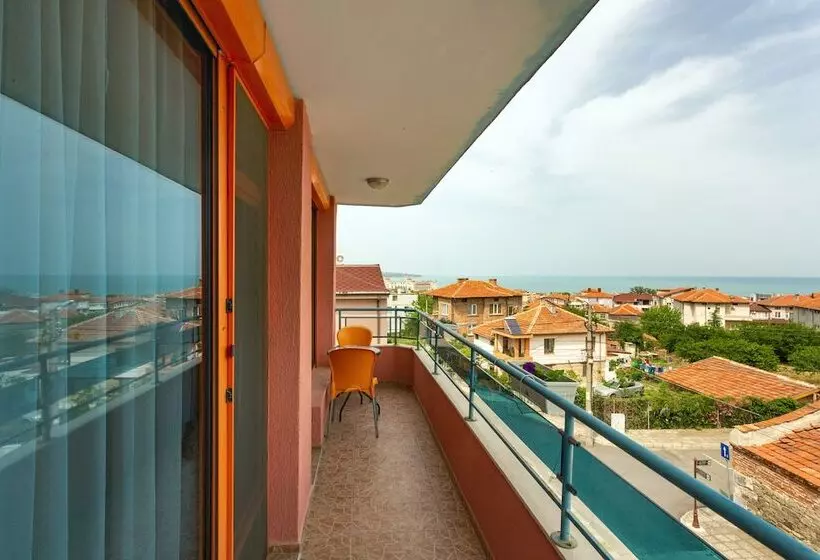 اتاق خانوادگی با چشم‌انداز دریا, Family Hotel Jemelly