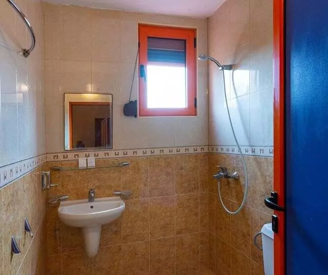 اتاق خانوادگی با چشم‌انداز دریا, Family Hotel Jemelly