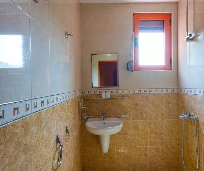 اتاق خانوادگی با چشم‌انداز دریا, Family Hotel Jemelly