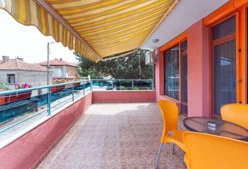 اتاق خانوادگی با چشم‌انداز دریا, Family Hotel Jemelly