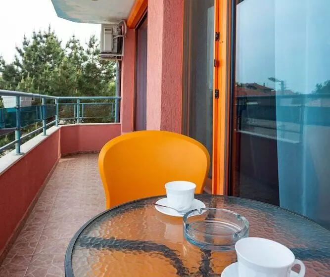 اتاق خانوادگی با چشم‌انداز دریا, Family Hotel Jemelly