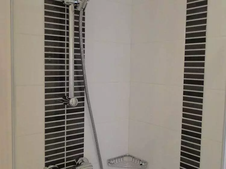اتاق استاندارد یک نفره, Malon