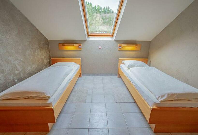 غرفة عائلية, Ulftaler Schenke