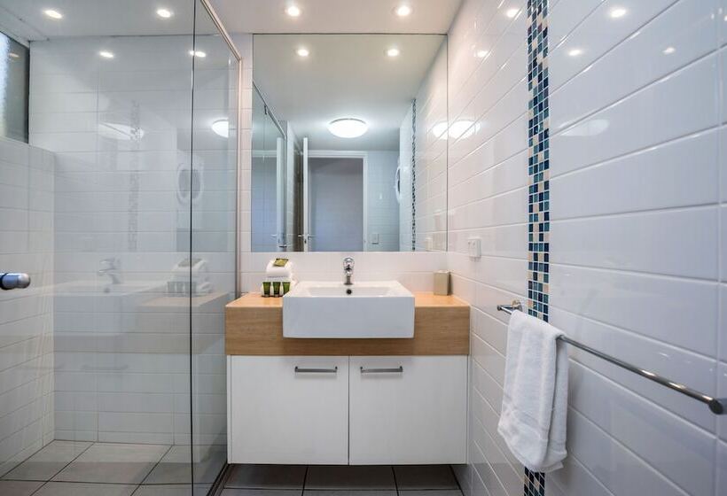 شقة غرفتين, Saks On Hastings