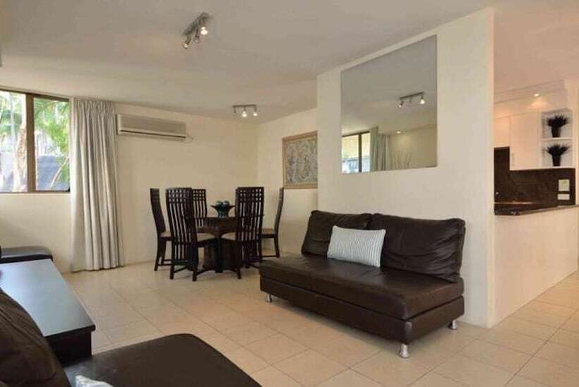 شقة غرفتين, Saks On Hastings