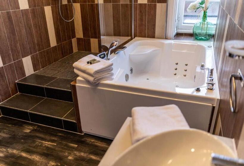 جناح سرير كينج, ô Château