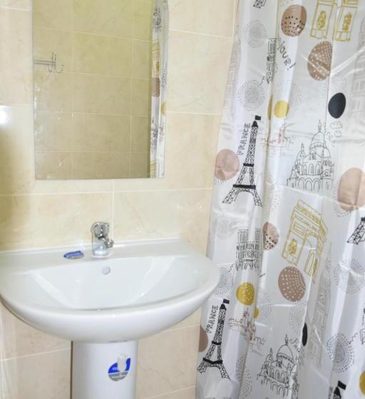 اتاق خانوادگی, три кошки