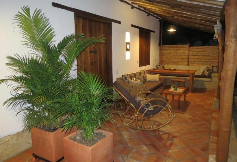 اتاق استاندارد چهارنفره با چشم‌انداز باغ, Casa Alamanda B&b