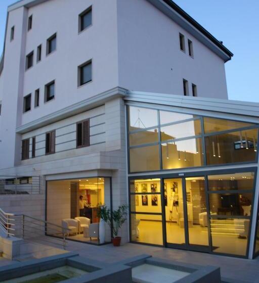 اتاق استاندارد چهار تخته, Corona