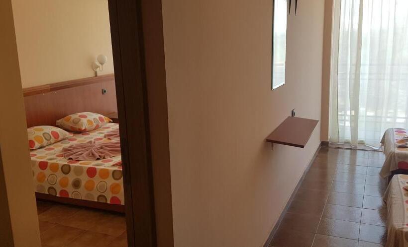 2 Bedroom Suite with Balcony, Dsk