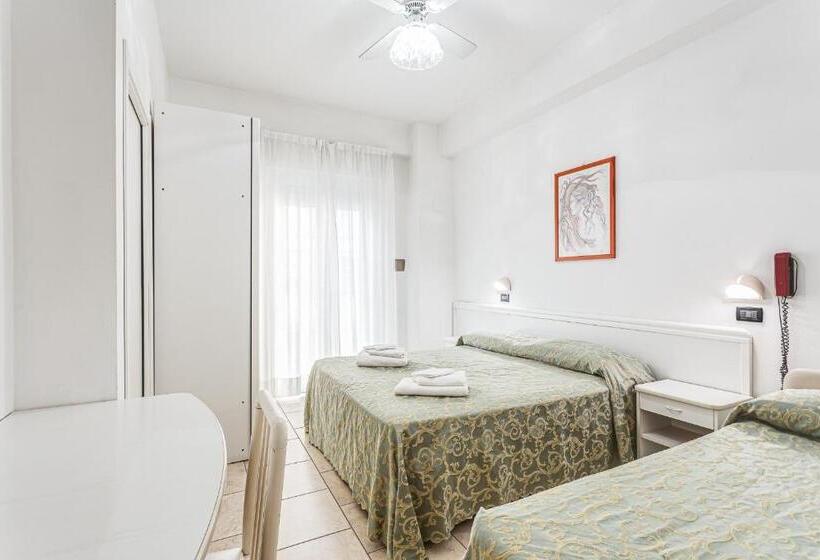 חדר סטנדרט לשלושה עם מרפסת, Sirena