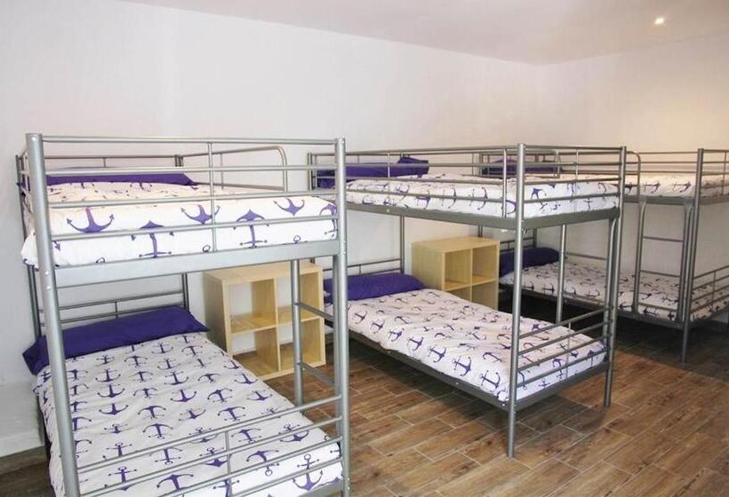تختخواب در اتاق مشترک, Loredo Surf House