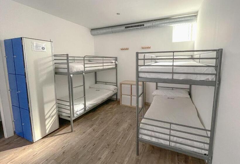 تختخواب در اتاق مشترک, Loredo Surf House