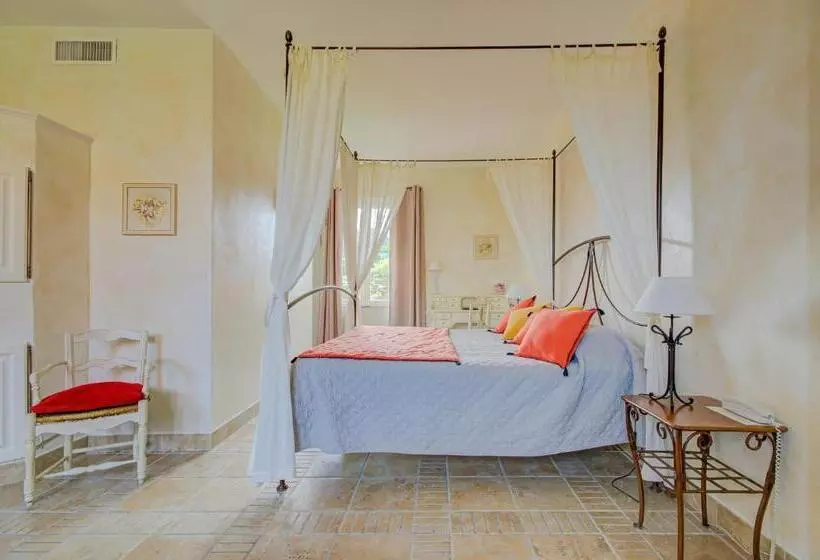 Junior Suite, Omma
