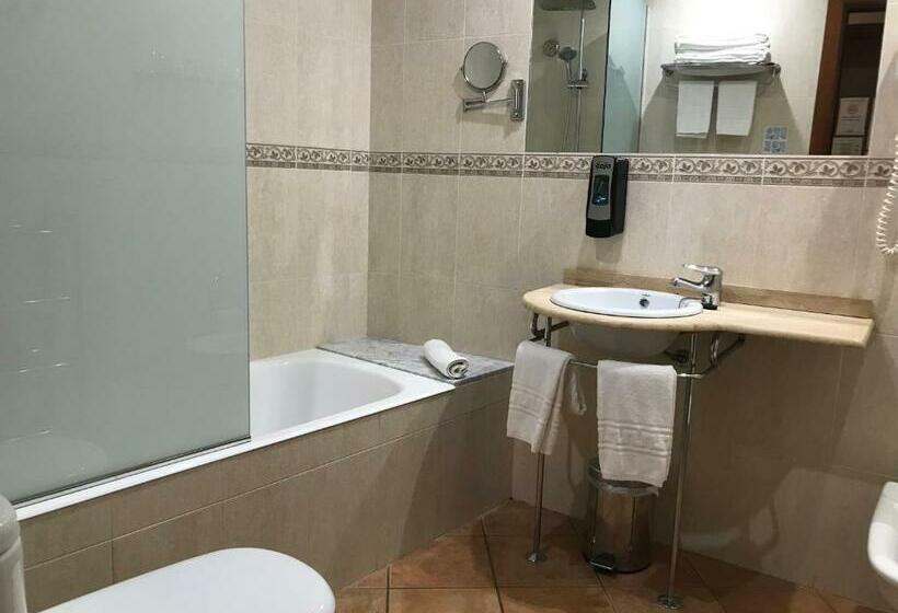 اتاق استاندارد سه نفره, Restaurante La Quadra