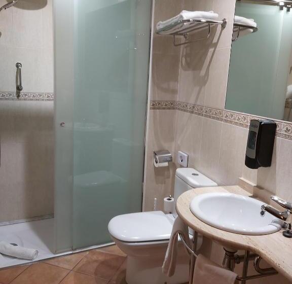 اتاق استاندارد سه نفره, Restaurante La Quadra