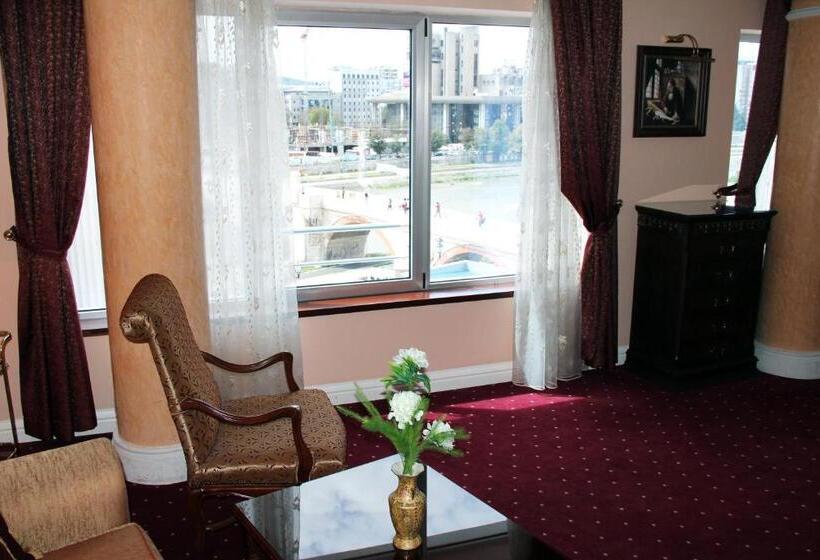 سوییت, Hotel Stone Bridge