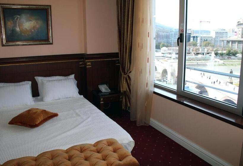 سوییت لوکس, Hotel Stone Bridge