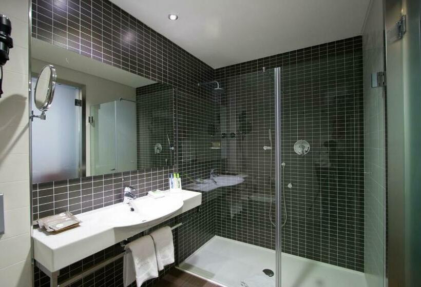 اتاق خانوادگی, Axor Barajas