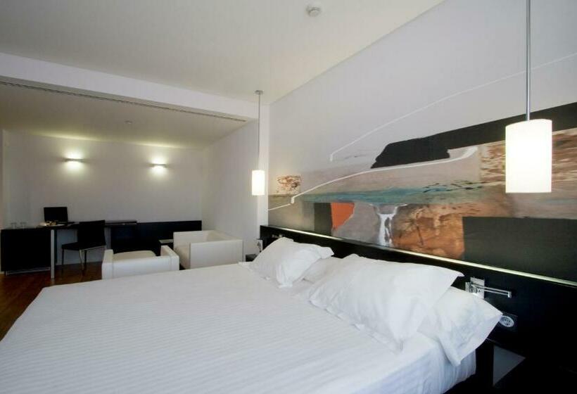 اتاق استاندارد سه نفره, Axor Barajas