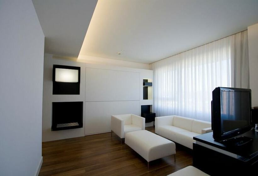 اتاق خانوادگی, Axor Barajas