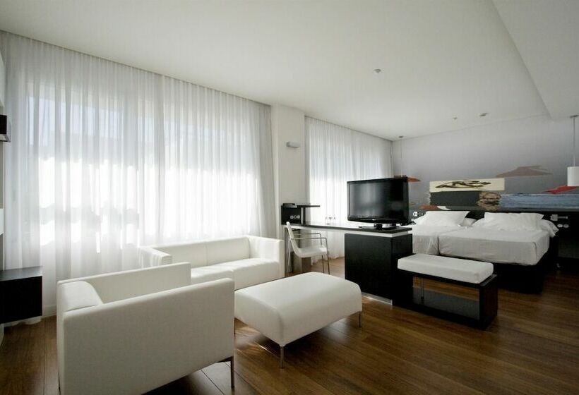 اتاق خانوادگی, Axor Barajas