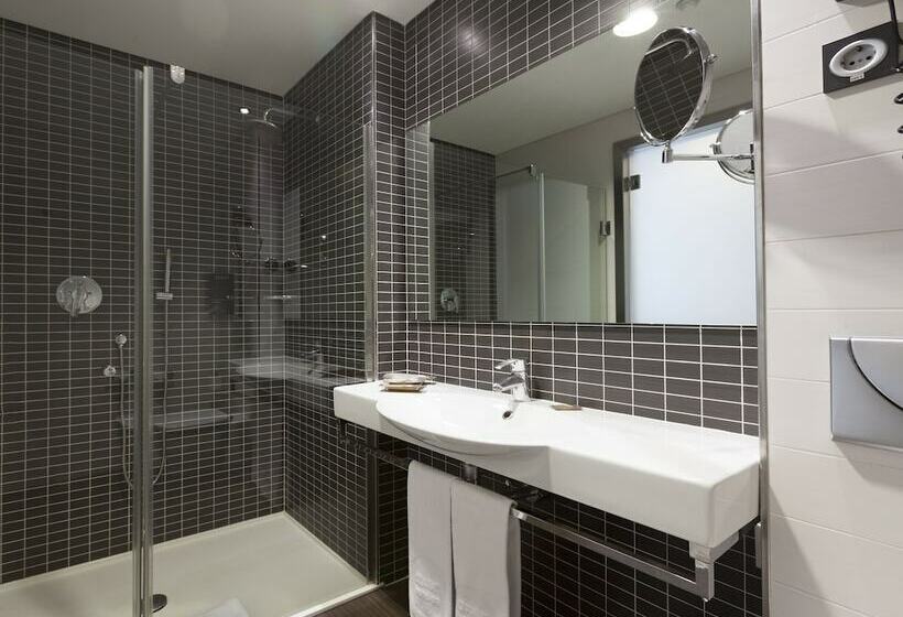 اتاق استاندارد سه نفره, Axor Barajas