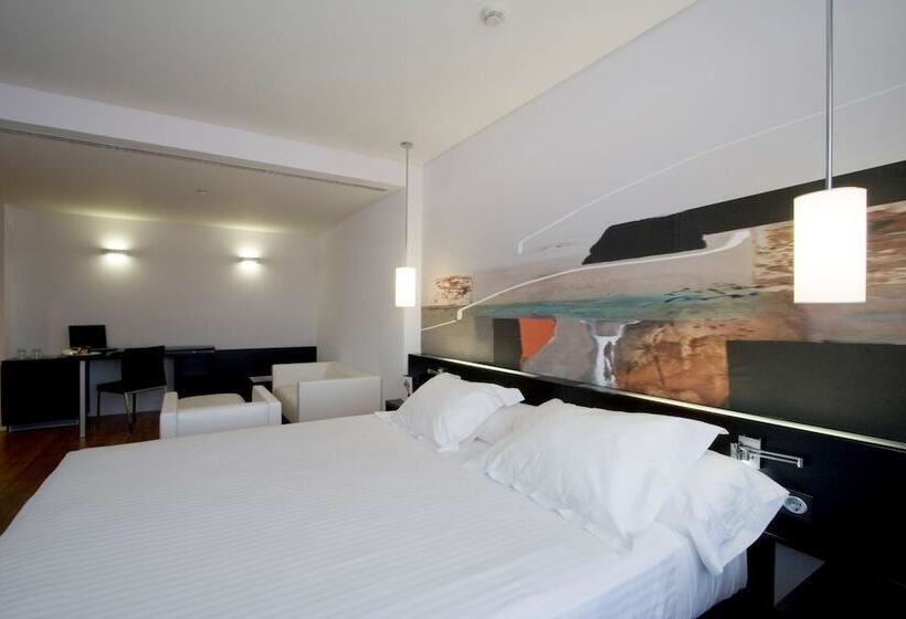 اتاق استاندارد سه نفره, Axor Barajas