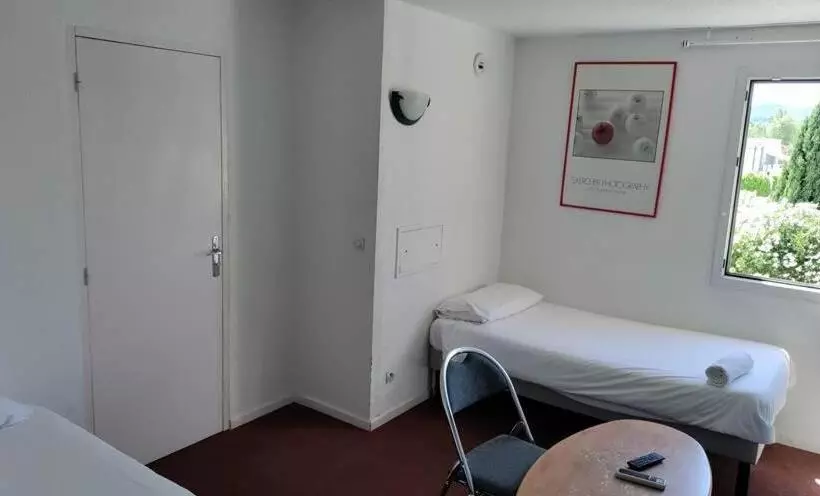 Standard Neljän Hengen Huone, L Escale D Alès