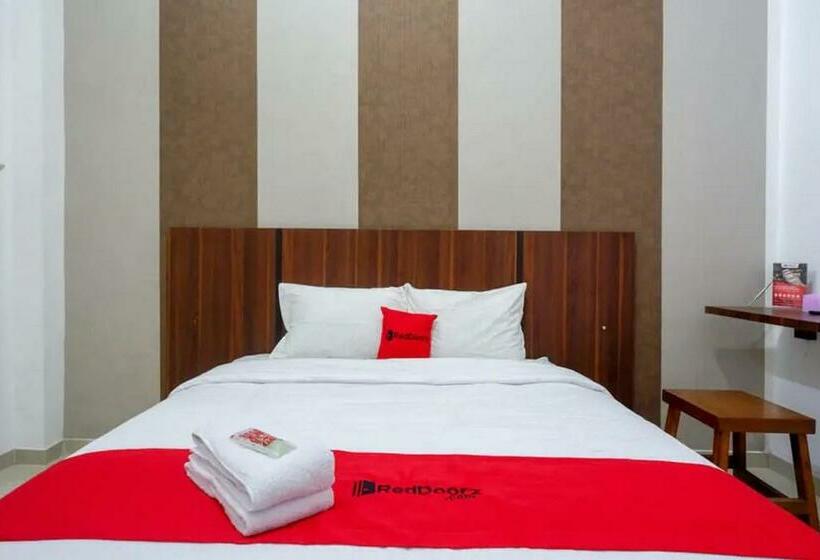 Номер Стандарт, Reddoorz Near Stasiun Purwosari