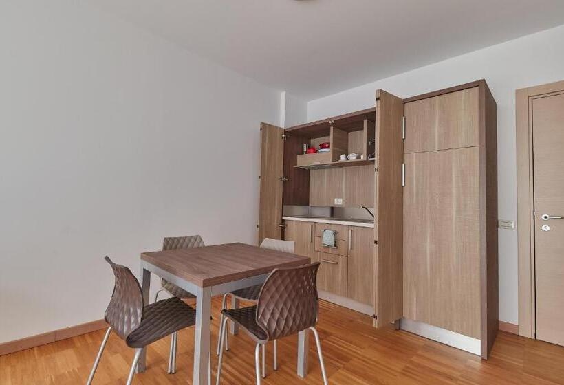 带1个卧室的带阳台的公寓, Piazza Lira Schio Residence
